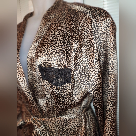 Intimate Essentials Robe Size Med - Picture 3 of 6